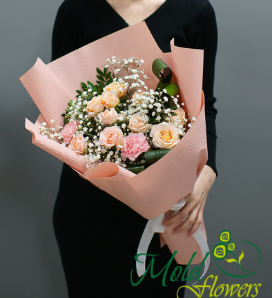 Букет из кремовых кустовых роз и  гипсофилы Фото 394x433